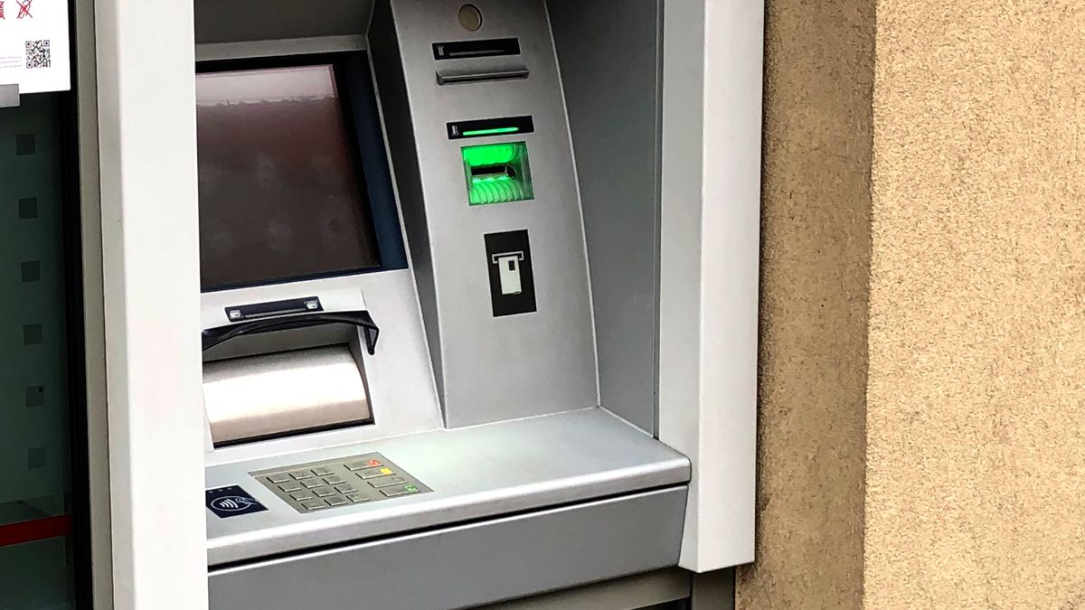 Nejabsurdnější bankovní poplatek je za výběr z bankomatu vlastní banky